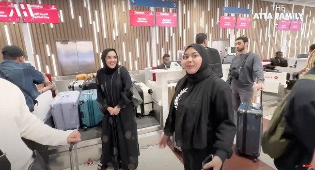 Keluarga Atta dan Anang pun mengalami delay. Dalam videonya Atta mengatakan jika pesawatnya seharusnya sudah terbang pada pukul 10 pagi, namun hingga pukul 1 siang ia dan keluarga masih menunggu di bandara. Setelah menunggu berjam-jam barulah pesawat yang ditumpangi Atta dan keluarganya itu bisa terbang. Foto: YouTube/AH