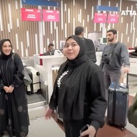 Keluarga Atta dan Anang pun mengalami delay. Dalam videonya Atta mengatakan jika pesawatnya seharusnya sudah terbang pada pukul 10 pagi, namun hingga pukul 1 siang ia dan keluarga masih menunggu di bandara. Setelah menunggu berjam-jam barulah pesawat yang ditumpangi Atta dan keluarganya itu bisa terbang. Foto: YouTube/AH