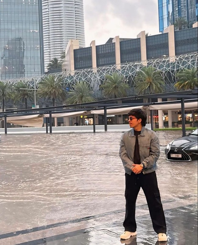 Ketika Dubai dilanda banjir keluarga Atta Halilintar dan Anang Hermansyah diketahui tengah berlibur di sana. Ikut merasakan terjebak banjir Atta pun membagikan momennya saat terkepung banjir ke akun Instagram dan YouTube pribadinya. Foto: YouTube/AH