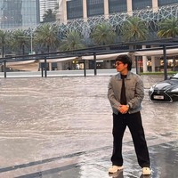Ketika Dubai dilanda banjir keluarga Atta Halilintar dan Anang Hermansyah diketahui tengah berlibur di sana. Ikut merasakan terjebak banjir Atta pun membagikan momennya saat terkepung banjir ke akun Instagram dan YouTube pribadinya. Foto: YouTube/AH