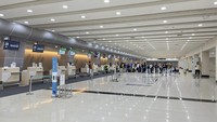 Kebijakan tersebut mengakibatkan 47 penerbangan dari dan ke Bandara Sam Ratulangi dibatalkan. (Indonesian Transportation Ministry via AP)