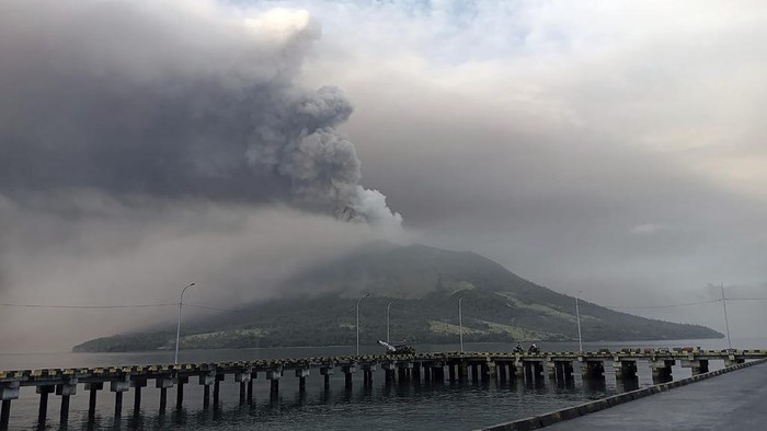 Bandara Sam Ratulangi Ditutup Imbas Erupsi Gunung Ruang Mount Ruang volcano is seen during the eruption from Tagulandang island, Indonesia, Thursday, April 18, 2024. Indonesian authorities closed an airport and residents left homes near an erupting volcano Thursday due to the dangers of spreading ash, falling rocks, hot volcanic clouds and the possibility of a tsunami. (AP Photo/ Hendra Ambalao)