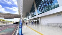 Suasana Bandara Sam Ratulangi yang ditutup di Manado, Sulawesi Utara, Jumat (19/4/2024). (Indonesian Transportation Ministry via AP)