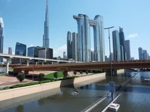 Top! Dubai Cuci Gedung Bekas Hujan Badai Pakai Drone