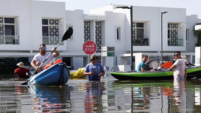 Residents move their belongings on a kayak at a flooded residential complex following heavy rainfall, in Dubai, United Arab Emirates, April 18, 2024. REUTERS/Amr Alfiky     TPX IMAGES OF THE DAY