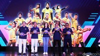 (Ki- ka) Sekretaris Jenderal Pengurus Pusat Persatuan Bola Voli Seluruh  Indonesia (PBVSI) Heyzer Harsono, Direktur Keuangan & Strategi Bank Mandiri Sigit Prastowo, Wakil Direktur Utama Bank Mandiri Alexandra Askandar, Ketua Umum PP PBVSI Imam Sudjarwo, Direktur Kepatuhan dan SDM Bank Mandiri Agus Dwi Handaya sebagai Team Manager Jakarta Livin Mandiri (JLM) sesaat mengenalkan Tim Proliga 2024 putri binaan Bank Mandiri tersebut di Jakarta, Jumat (19/4). 