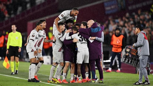 LONDON, ENGLAND - APRIL 18: Jeremie Frimpong of Bayer Leverkusen celebrates scoring his teams first goal with team mates during the UEFA Europa League 2023/24 Quarter-Final second leg match between West Ham United FC and Bayer 04 Leverkusen at Olympic Stadium on April 18, 2024 in London, England. (Photo by Mike Hewitt/Getty Images)