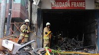 Sejumlah barang yang berada di dalam toko bingkai tampak gosong. Plafon toko juga menghitam.  