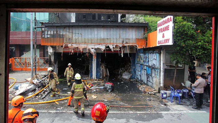 Lusa, Puslabfor Polri Olah TKP Kebakaran Toko Bingkai di Mampang