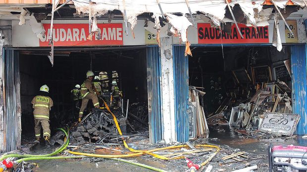 Sejumlah petugas pemadam kebakaran melakukan pendinginan ruko Saudara Frame dan Galery yang terbakar di Jalan Mampang Prapatan, Jakarta, Jumat (19/4/2024). Menurut Kapolsek Mampang Prapatan, Jakarta Selatan, Kompol David Yunior Kanitero, menyebut tujuh korban meninggal dunia akibat kebakaran di ruko tersebut ditemukan dalam satu ruangan yang berada di lantai dua. ANTARA FOTO/Reno Esnir/YU
