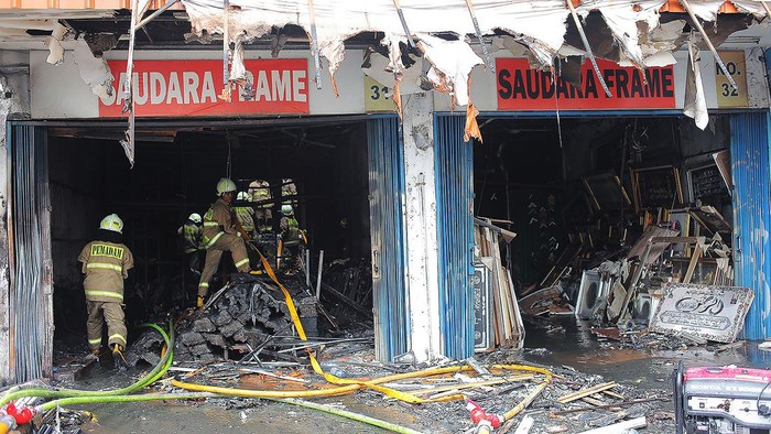 Begini Kondisi Toko Bingkai Mampang Usai Kebakaran Sejumlah petugas pemadam kebakaran melakukan pendinginan ruko Saudara Frame dan Galery yang terbakar di Jalan Mampang Prapatan, Jakarta, Jumat (19/4/2024). Menurut Kapolsek Mampang Prapatan, Jakarta Selatan, Kompol David Yunior Kanitero, menyebut tujuh korban meninggal dunia akibat kebakaran di ruko tersebut ditemukan dalam satu ruangan yang berada di lantai dua. ANTARA FOTO/Reno Esnir/YU