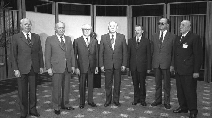 ADN-ZB / Mittelstdt / 29.5.87 / Berlin: Tagung
Zum Abschlu stellten sich die Leiter der Delegationen zur turnusmigen Tagung des Politischen Beratenden Ausschusses der Teilnehmerstaaten des Warschauer Vertrages den Fotografen. v.l.n.r.: Gustv Husak (CSSR), Todor Shiwkow (VRB), Erich Honecker (DDR), Michail Gorbatschow (UdSSR), Nicolae Ceausescu (SRR), Wojciech Jaruzelski (VRP) und Janos Kadar (UVR).