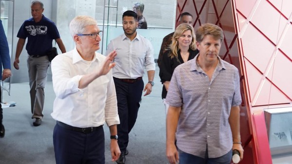 Potret Bos Apple Tim Cook Mampir ke Binus University