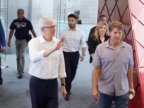 Potret Bos Apple Tim Cook Mampir ke Binus University