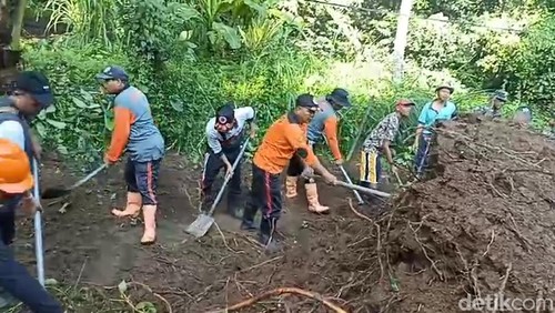 BPBD Klungkung menangani tanah longsor yang menutup akses utama warga di Desa Bungbungan, Kecamatan Banjarangkan, Jumat (19/4/2024). (I Putu Budikrista Artawan/detikBali)