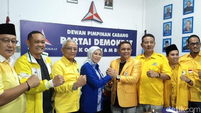 Budi Setiawan kembalikan formulir pendaftaran bakal calon Pilwako Jambi ke Demokrat.