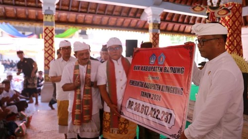 Bupati Badung I Nyoman Giri Prasta menyerahkan BKK dan hibah di Wantilan Pura Dalem Ped, Nusa Penida, Klungkung, Jumat (19/4/2024). (Dok. Pemkab Klungkung)