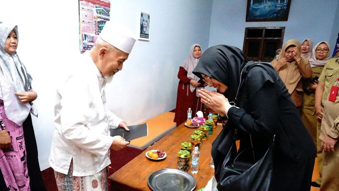 Bupati Ipuk mengajak OPD bersilaturahmi ke kiai di Banyuwangi saat momentum Lebaran