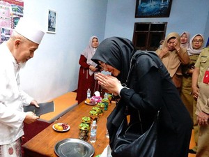 Momen Lebaran, Bupati Ipuk Ajak Rombongan OPD Silaturahmi Kiai Sepuh