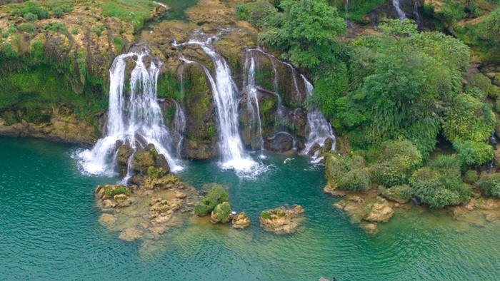 Cantiknya Air Terjun Transnasional Detian di Chongzuo China Pemandangan air terjun tak ada habisnya untuk dilihat. Salah satunya air terjun Transnasional Detian yang ada di Chongzuo, China. Cantik Banget!