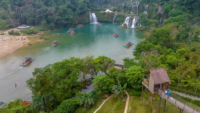 Cantiknya Air Terjun Transnasional Detian di Chongzuo China Pemandangan air terjun tak ada habisnya untuk dilihat. Salah satunya air terjun Transnasional Detian yang ada di Chongzuo, China. Cantik Banget!