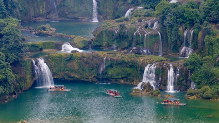 Cantiknya Air Terjun Transnasional Detian di Chongzuo China Pemandangan air terjun tak ada habisnya untuk dilihat. Salah satunya air terjun Transnasional Detian yang ada di Chongzuo, China. Cantik Banget!