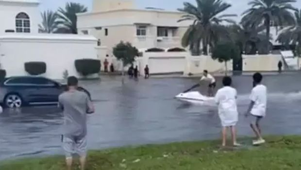 Cara unik orang tajir Dubai 'merayakan' banjir.