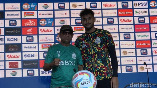 Caretaker Pelatih Bhayangkara Emral Abus bersama Aqil Savik saat konferensi pers menjelang laga menghadapi Bali United di Gianyar, Bali, Jumat (19/4/2024). (Foto: Siti Muamalah/detikBali)