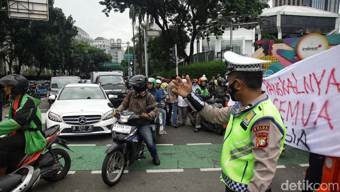Massa pendukung 01 gelar aksi di kawasan Patung Kuda, Jumat (19/4). Aksi turut dihadiri Mantan Ketua Umum PP Muhammadiyah Din Syamsuddin.