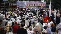 Massa pendukung pasangan 01 gelar aksi di kawasan Patung Kuda, Jumat (19/4).