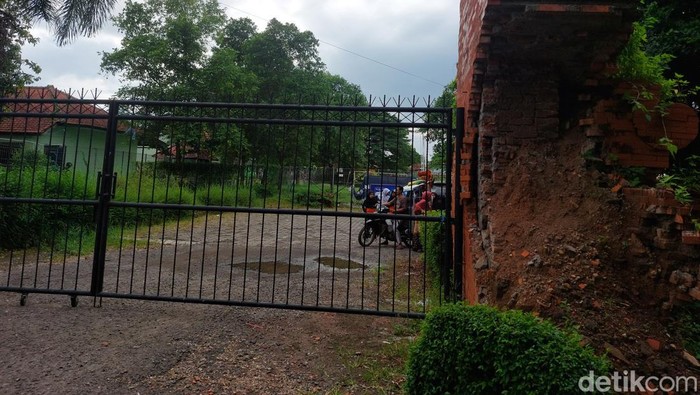 Dispora saat melakukan pengecekan langsung gapura Stadion Ranggajati