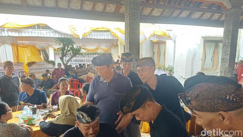 Eks Bupati Jembrana, I Gede Winasa saat menghadiri prosesi pengabenan cucunya, Jumat (19/4/2024).