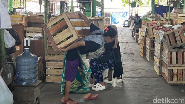 Emak-emak buruh gendong di Pasar Giwangan Jogja pikul beban nyaris setinggi badan. Foto diambil Rabu (17/4/2024).
