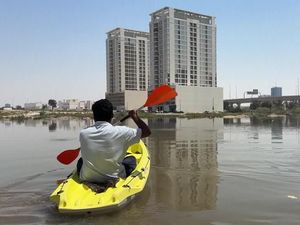 Aksi Relawan Keliling Naik Kayak Evakuasi Warga Dubai yang Terjebak Banjir
