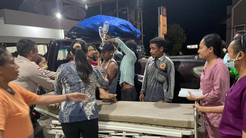 Evakuasi ibu pedalaman NTT saat hendak melahirkan. (Dok Aipda Johanis Gereth Lerrik)