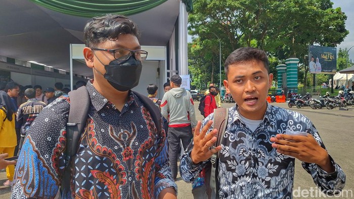 Faza (kiri) dan Asep (kanan) pencari kerja di Bandung