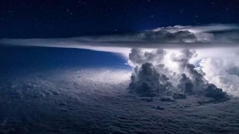 Seorang Pilot menangkap badai petir dari ketinggian 37.000 kaki Foto: via 121clicks