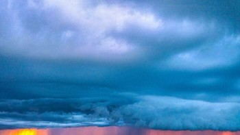 Badai Saat Senja di Pantai Wild Horses, Carolina Utara. Foto: via 121clicks