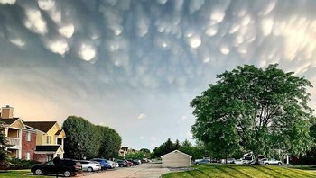 Awan mammatus 45-60 Menit Setelah Hujan Es Dan Sel Tornado di Indiana. Foto: via 121clicks