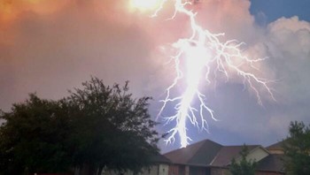 Badai petir di New Braunfels, Texas. Foto: via 121clicks
