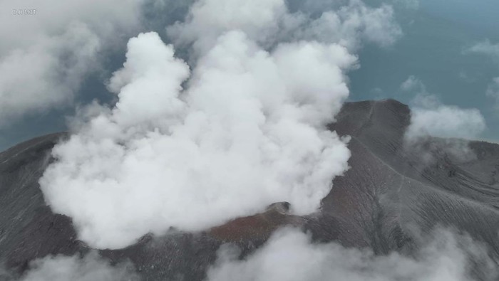 Foto Udara Pemukiman Tertutup Abu Vulkanik Gunung Ruang NORTH SULAWESI, INDONESIA - APRIL 19: (----EDITORIAL USE ONLY - MANDATORY CREDIT - 'BASARNAS / HANDOUT' - NO MARKETING NO ADVERTISING CAMPAIGNS - DISTRIBUTED AS A SERVICE TO CLIENTS----) An aerial view of the affected area after the Ruang volcano erupted multiple times, spewing lava and ash clouds into the sky in North Sulawesi, Indonesia on April 19, 2024. Indonesian authorities on Thursday declared an emergency in the North Sulawesi province after a volcanic eruption disrupted local communication systems. Hundreds of people were also displaced during the last two days and were taken to temporary shelters. (Photo by BASARNAS / Handout/Anadolu via Getty Images)