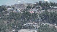 Ratusan orang juga mengungsi selama dua hari terakhir dan dibawa ke tempat penampungan sementara.  