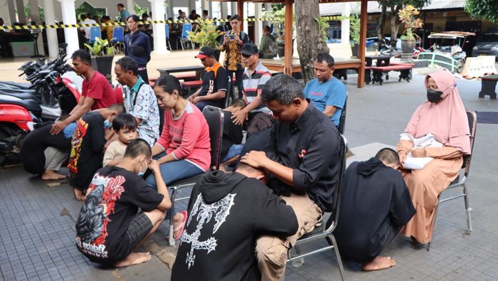 Gangster di Tuban sungkem ke orang tua usai ditangkap