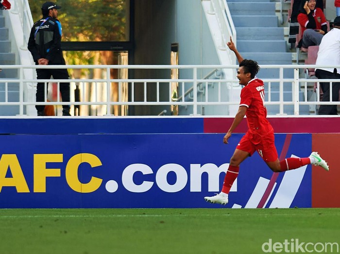 Indonesia meraih kemenangan pertamanya di Piala Asia U-23 2024. Garuda Muda membungkam Australia 1-0 lewat gol Komang Teguh di Abdullah bin Khalifa Stadium, Kamis (18/4/2024) malam.