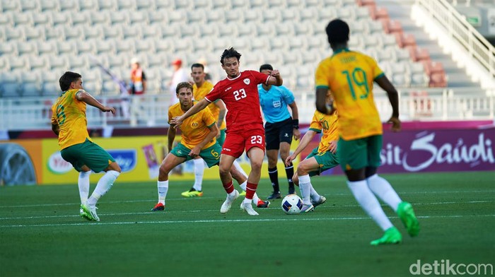 Indonesia meraih kemenangan pertamanya di Piala Asia U-23 2024. Garuda Muda membungkam Australia 1-0 lewat gol Komang Teguh di Abdullah bin Khalifa Stadium, Kamis (18/4/2024) malam.