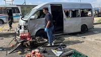 Pemandangan mobil yang rusak pasca ledakan bom bunuh diri di Karachi, Pakistan, Jumat (19/4/2024). Polisi di kota Karachi, Pakistan selatan, menembak seorang pembom bunuh diri dan seorang militan ketika mereka berusaha menyerang sebuah mobil yang membawa lima warga negara Jepang.