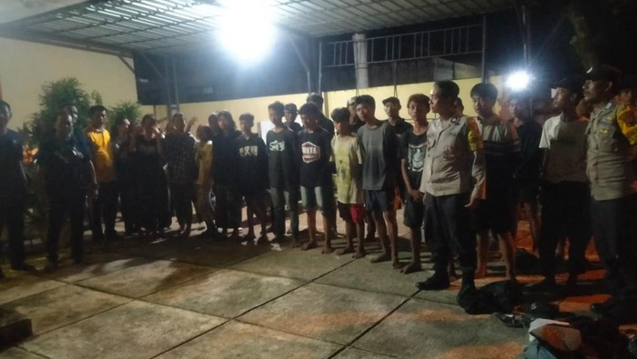 Anak-anak punk diamankan oleh petugas kepolisian di kantor Polsek Jiken.
