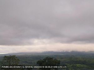 Gunung Semeru Berstatus Siaga