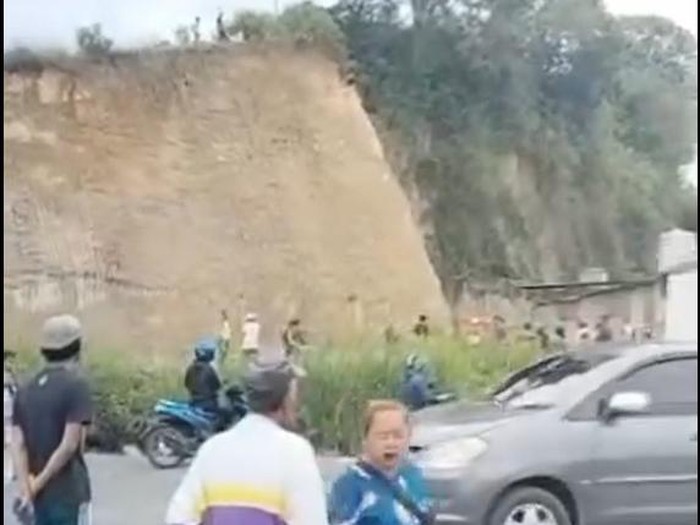 Handayani Meha saat menaiki atas tebing untuk bunuh diri (Foto: tangkapan layar video viral)