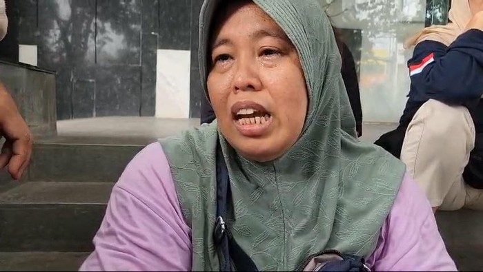 Keluarga Korban Meninggal Datangi Lokasi Kebakaran Toko Bingkai Mampang